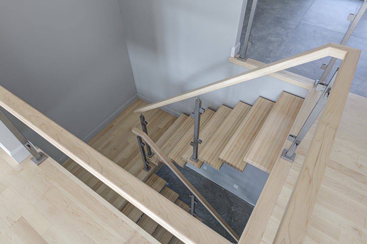 Escalier et garde-corps de verre